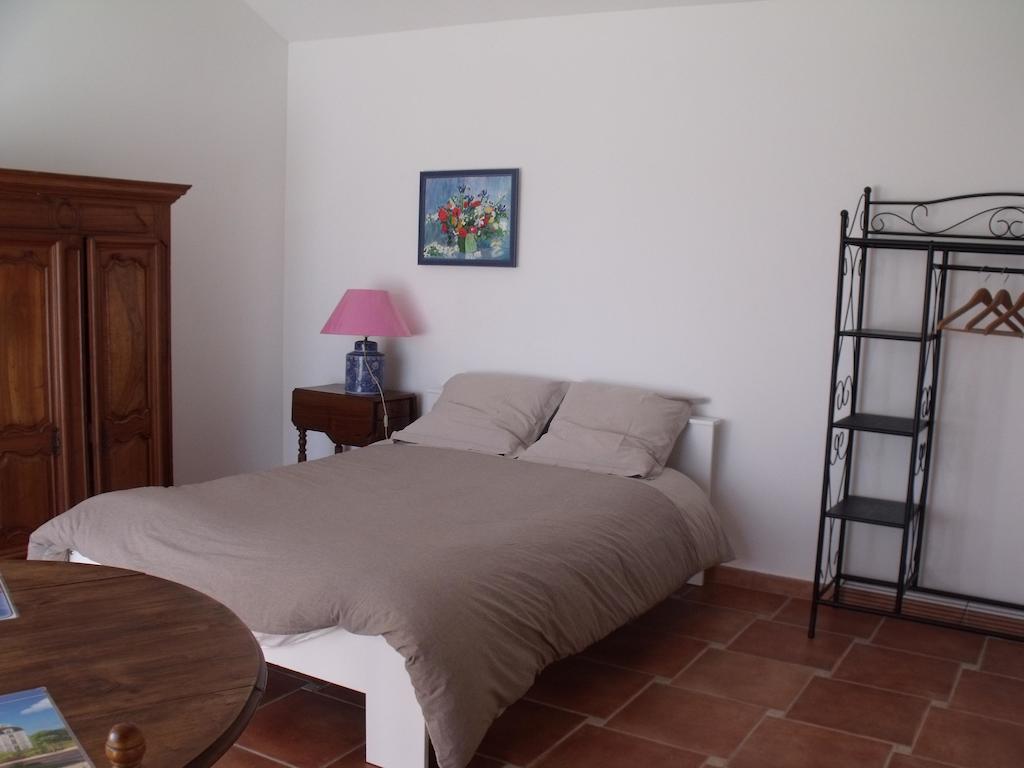 Domaine De La Marseillaise Apartment La Crau Room photo
